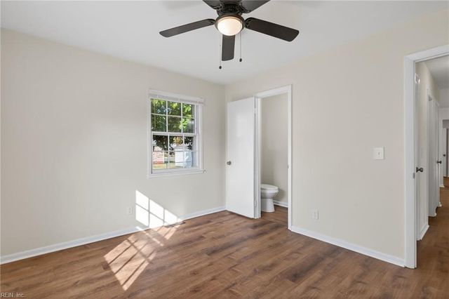 1214 Jamal LN W, Portsmouth, VA 23701