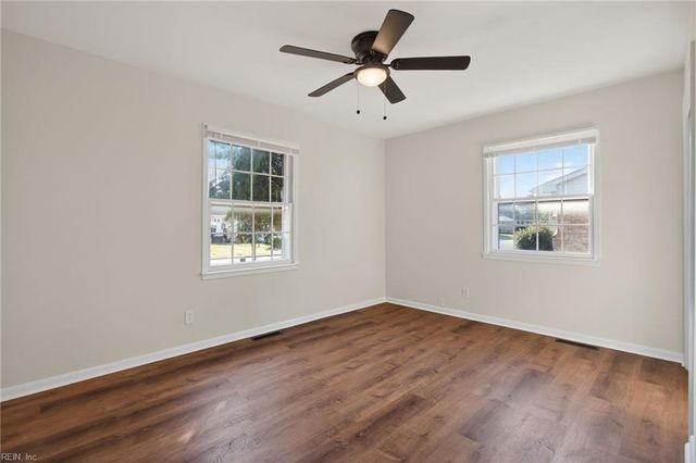 1214 Jamal LN W, Portsmouth, VA 23701