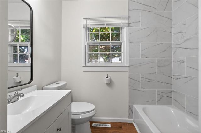 1214 Jamal LN W, Portsmouth, VA 23701