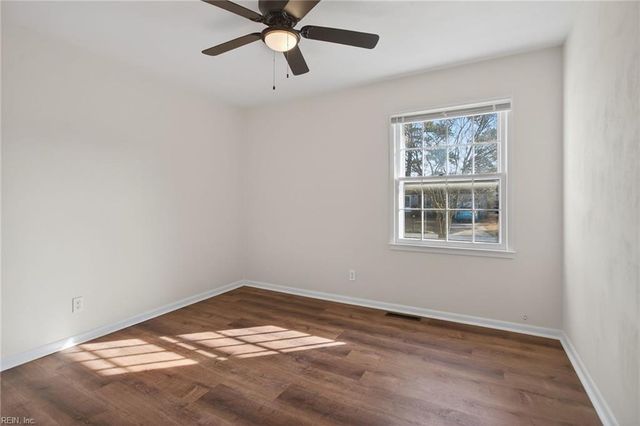 1214 Jamal LN W, Portsmouth, VA 23701