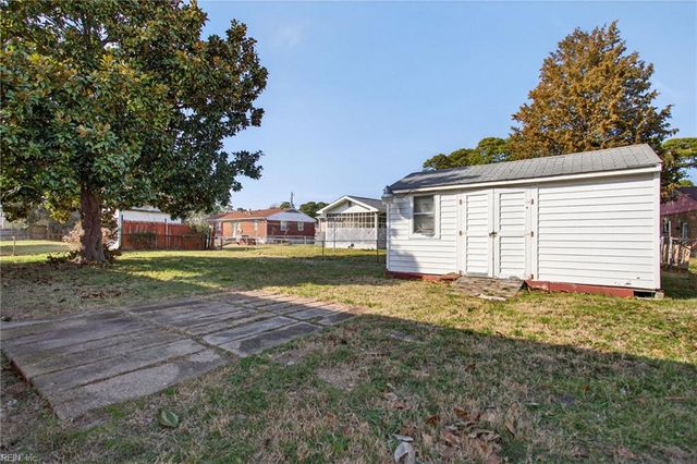 1214 Jamal LN W, Portsmouth, VA 23701