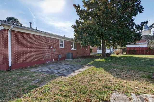 1214 Jamal LN W, Portsmouth, VA 23701