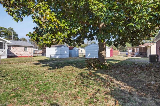 1214 Jamal LN W, Portsmouth, VA 23701