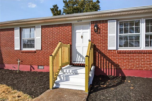 1214 Jamal LN W, Portsmouth, VA 23701