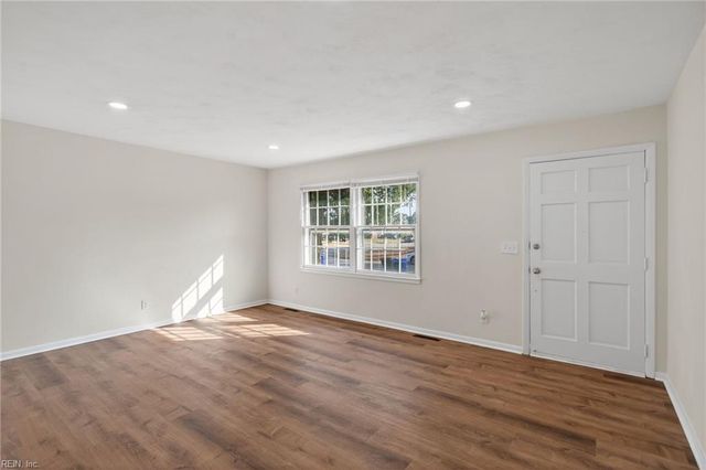 1214 Jamal LN W, Portsmouth, VA 23701