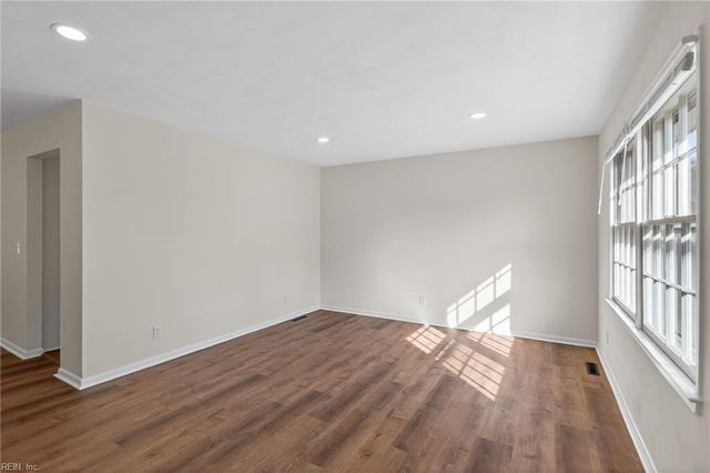 1214 Jamal LN W, Portsmouth, VA 23701