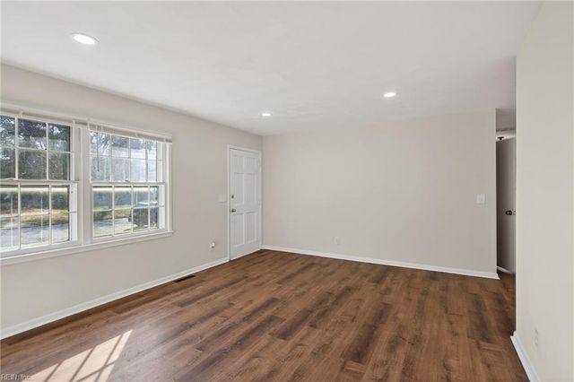 1214 Jamal LN W, Portsmouth, VA 23701