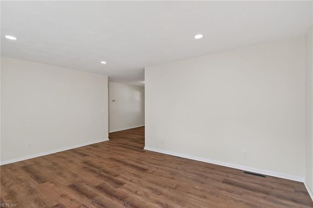 1214 Jamal LN W, Portsmouth, VA 23701