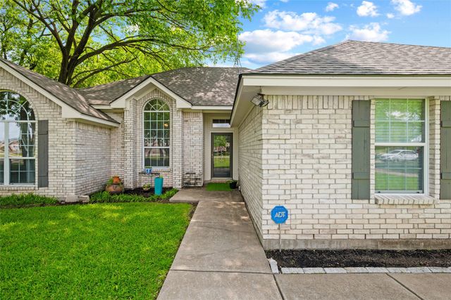 233 Country Meadows Drive, Waxahachie, TX 75165