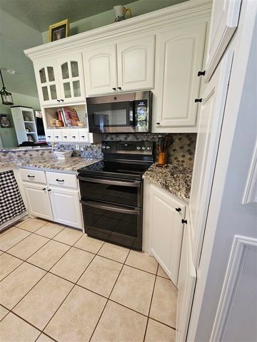 14259 NE Mountain View Rd, Elgin, OK 73538