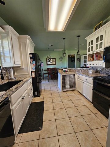 14259 NE Mountain View Rd, Elgin, OK 73538