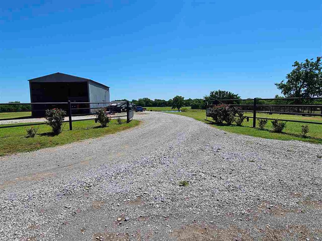 14259 NE Mountain View Rd, Elgin, OK 73538