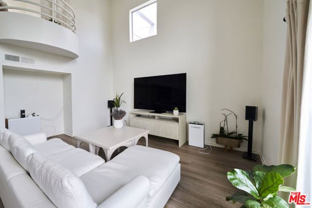 1617 S Beverly Glen Boulevard 303, Los Angeles, CA 90024