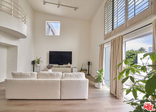 1617 S Beverly Glen Boulevard 303, Los Angeles, CA 90024