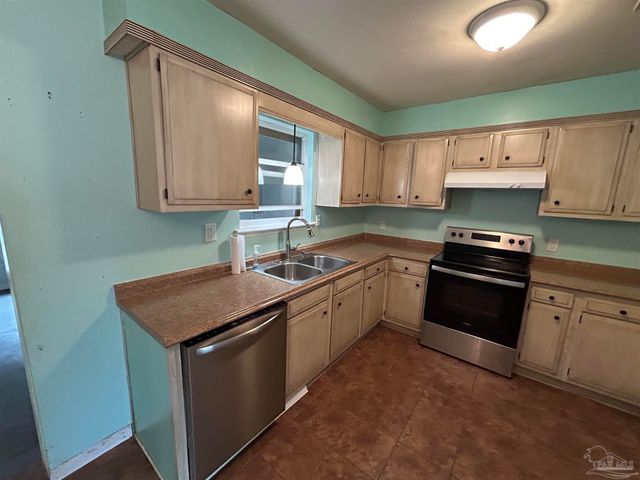 1007 Woodbury Pl, Cantonment, FL 32533