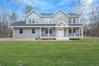 37 Locust Avenue S, Medford, NY 11763