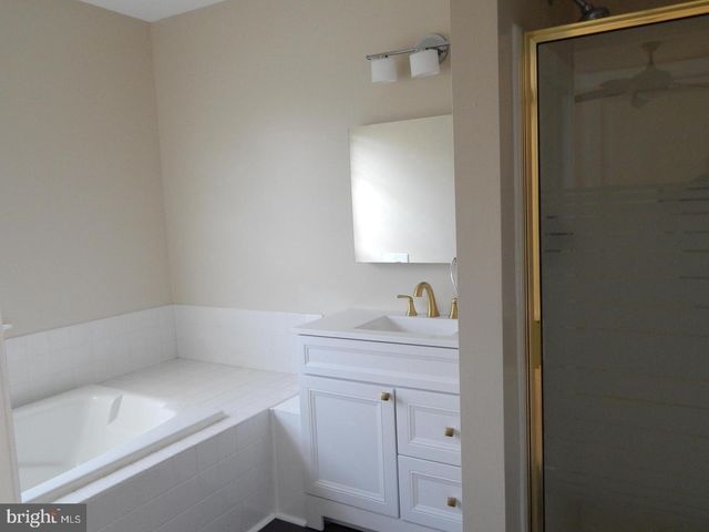 862 N WATERFORD LN, Wilmington, DE 19808