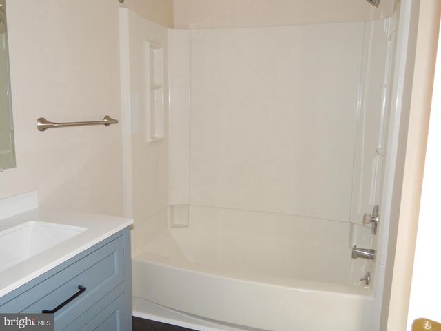 862 N WATERFORD LN, Wilmington, DE 19808