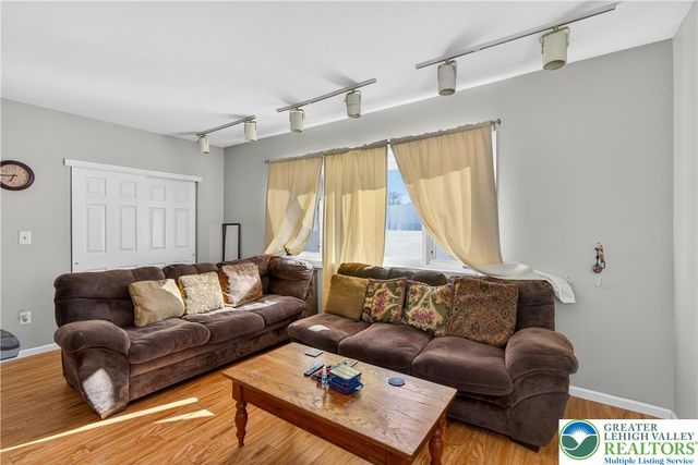 132 Woodview Drive, Trumbauersville Boro, PA 18951