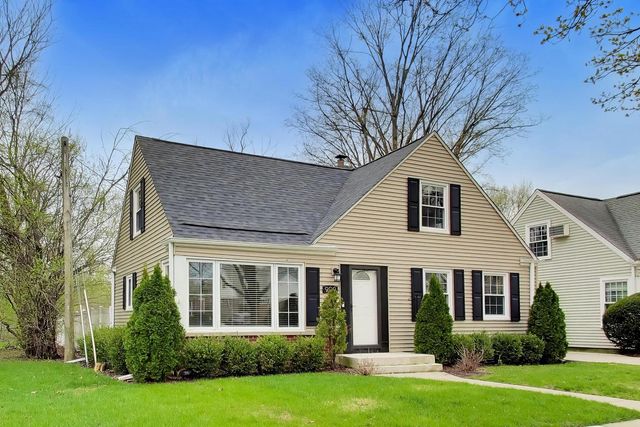 909 E Oakton Street, Arlington Heights, IL 60004