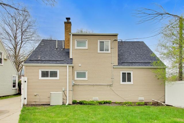 909 E Oakton Street, Arlington Heights, IL 60004