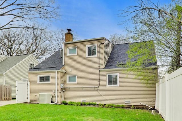 909 E Oakton Street, Arlington Heights, IL 60004