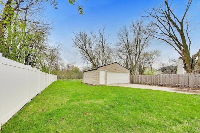 909 E Oakton Street, Arlington Heights, IL 60004