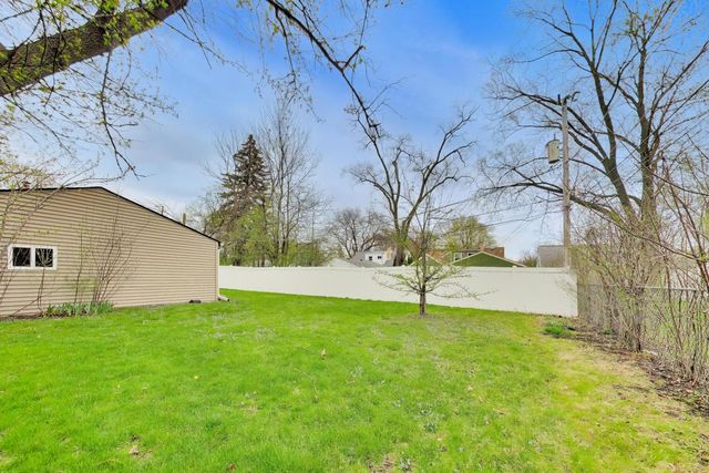 909 E Oakton Street, Arlington Heights, IL 60004