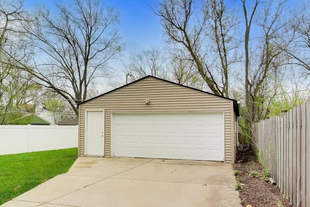 909 E Oakton Street, Arlington Heights, IL 60004