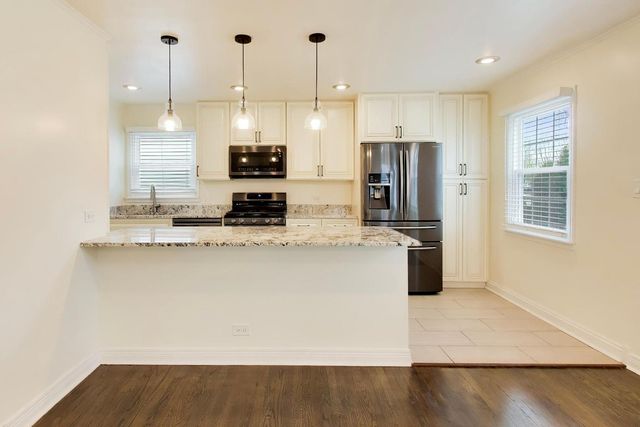 909 E Oakton Street, Arlington Heights, IL 60004