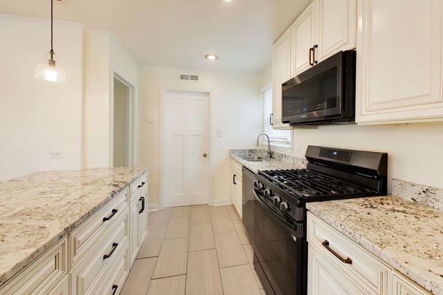 909 E Oakton Street, Arlington Heights, IL 60004