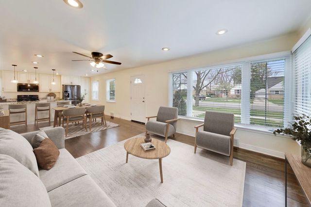 909 E Oakton Street, Arlington Heights, IL 60004