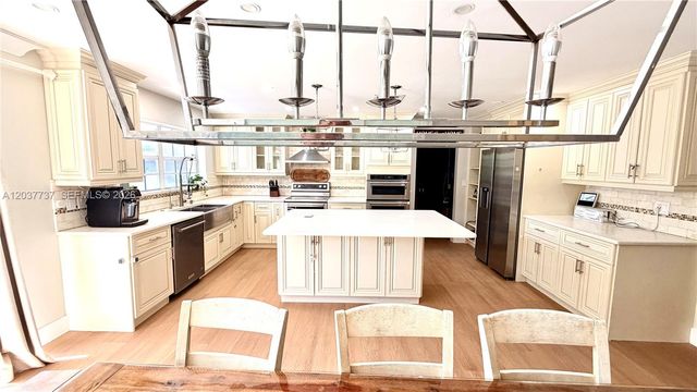 2409 Bayview Dr, Fort Lauderdale, FL 33305