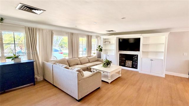 2409 Bayview Dr, Fort Lauderdale, FL 33305