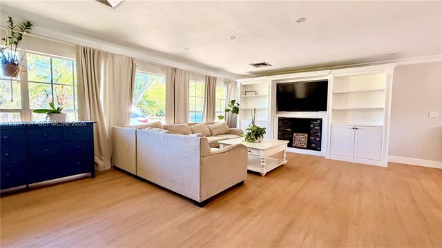 2409 Bayview Dr, Fort Lauderdale, FL 33305