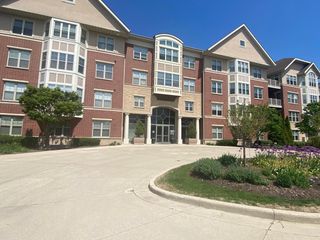 4110 S Lake DRIVE #244, Saint Francis, WI 53235