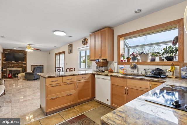 42 HORNSBY DR, Marlton, NJ 08053