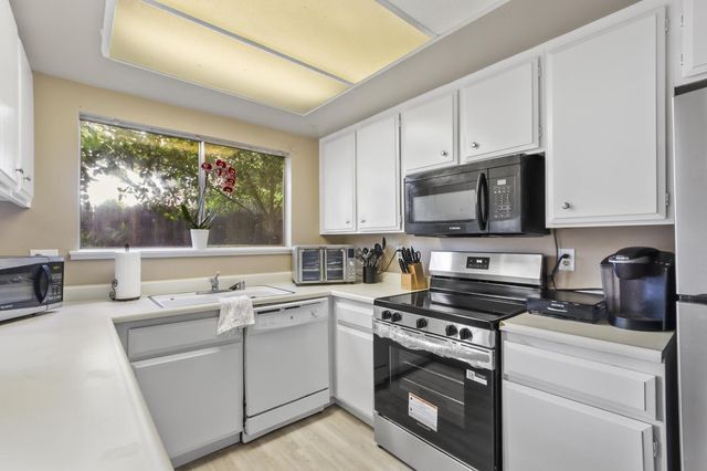 3614 Larchmont Square Ln, Sacramento, CA 95821