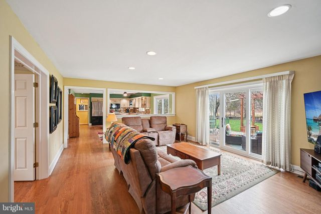 1324 SHADOW CREEK LN, Warrington, PA 18976