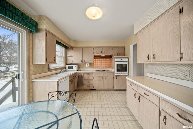 2408 AVALON Drive, Bettendorf, IA 52722