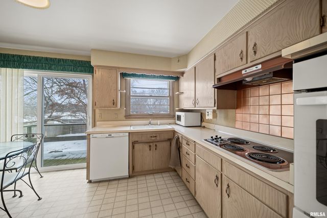 2408 AVALON Drive, Bettendorf, IA 52722