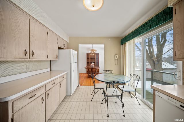 2408 AVALON Drive, Bettendorf, IA 52722