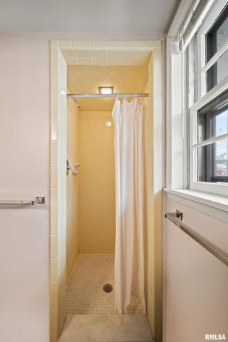 2408 AVALON Drive, Bettendorf, IA 52722