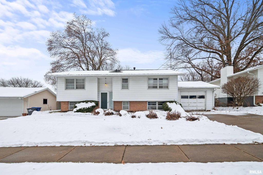 2408 AVALON Drive, Bettendorf, IA 52722