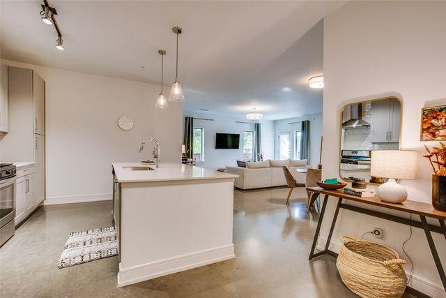 5718 McCommas Boulevard 104, Dallas, TX 75206