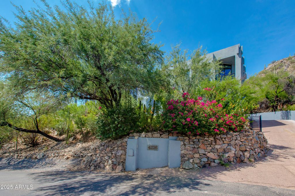 4228 E HIGHLANDS Drive, Paradise Valley, AZ 85253 — photo 2