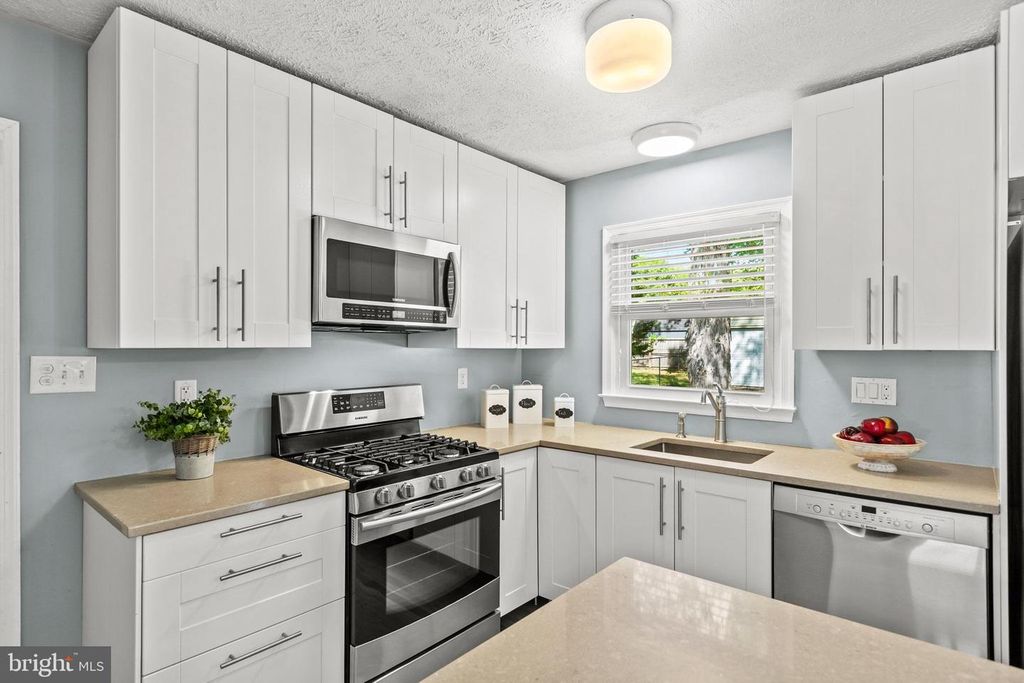 Image 10 of property listing at 25960 HILLS DR, Mechanicsville, MD 20659