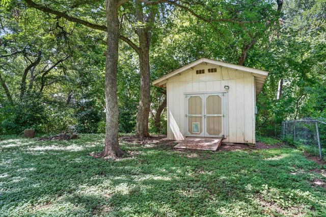 427 Whippoorwill Drive, Granbury, TX 76049