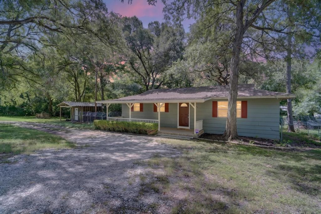 427 Whippoorwill Drive, Granbury, TX 76049
