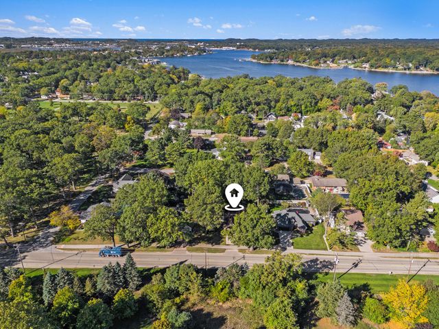 17247 N Fruitport Road, Spring Lake Twp, MI 49456